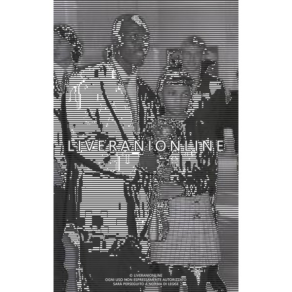08-01-1996 MILANO TEATRO NAZIONALE PREMIO FIFA WORLD 1995 NELLA FOTO GEORGE WEAH CON LA FIGLIA AG ALDO LIVERANI SAS