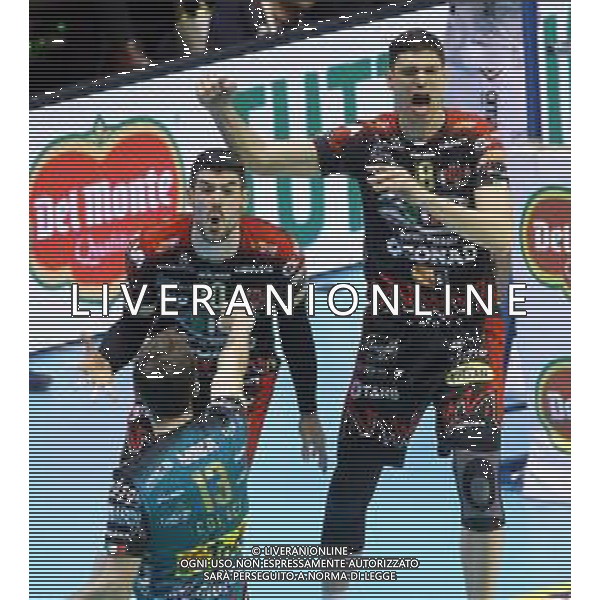 CASALECCHIO DI RENO FINALE COPPA ITALIA SIR SAFETY CONAD PERUGIA-CUCINE LUBE CIVITANOVA 3-2 NELLA FOTO ESULTANZA COLACI MASSIMO FILIPPO LANZA E MARCO PODRACANIN FOTO GIANNI SANNA-AG ALDO LIVERANI SAS
