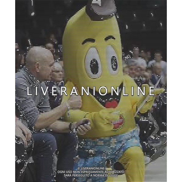 10 FEBBRAIO 2019 CASALECCHIO BOLOGNA FINALE MASCHILE COPPA ITALIA PALLAVOLO SIR SAFETY CONAD PERUGIA E CUCINE LUBE CIVITANOVA NELLA FOTO MASCOTTE BANANA FRA IL PUBBLICO FOTO GIANNI SANNA-AG ALDO LIVERANI SAS