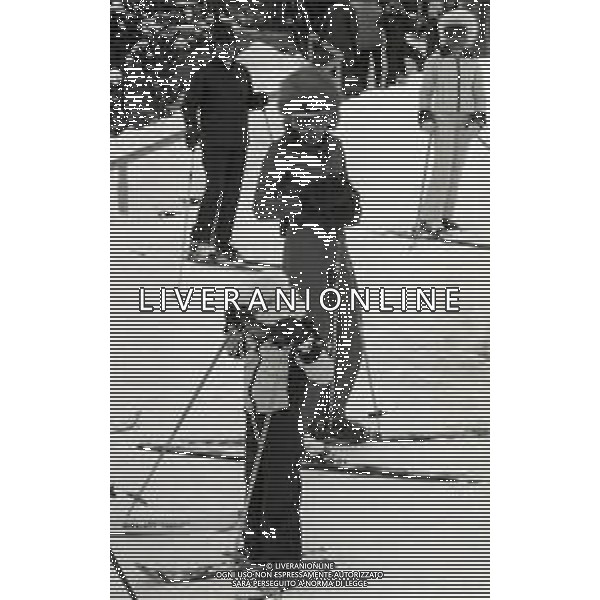 1975 SAINT MORITZ -RETROSPETTIVA FARAH DIBA NELLA FOTO Farah Pahlavi nata Farah Diba è la vedova di Mohammad Reza Pahlavi, Scià dell\'Iran, ed ex imperatrice del moderno Iran. Anche se i titoli e le distinzioni dei Pahlavi in Iran sono stati aboliti dal governo islamico, è ancora formalmente imperatrice in seno alla casa imperiale NELLA FOTO FARAH DIBA SULLA NEVE AG ALDO LIVERANI SAS 