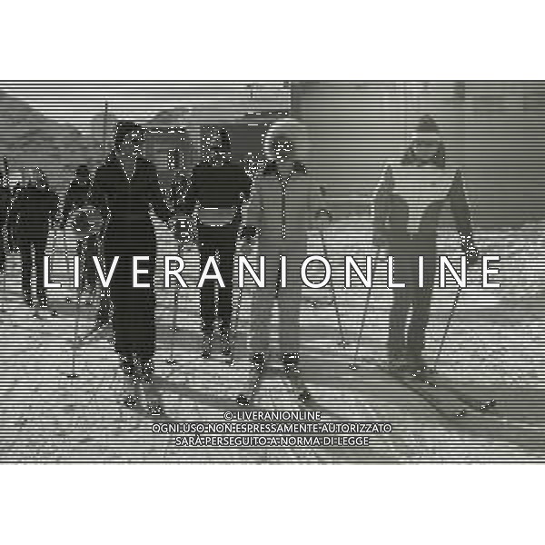 1975 SAINT MORITZ -RETROSPETTIVA FARAH DIBA NELLA FOTO Farah Pahlavi nata Farah Diba è la vedova di Mohammad Reza Pahlavi, Scià dell\'Iran, ed ex imperatrice del moderno Iran. Anche se i titoli e le distinzioni dei Pahlavi in Iran sono stati aboliti dal governo islamico, è ancora formalmente imperatrice in seno alla casa imperiale NELLA FOTO FARAH DIBA SULLA NEVE AG ALDO LIVERANI SAS 