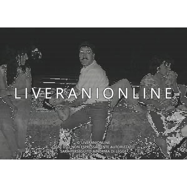 08-07-1981 MILANO-CASTELLO SFORZESCO CONCERTO DI RENATO ZERO ALCUNI FAN CADONO DALLA BALAUSTRA MUORE UNA RAGAZZA TIZIANA CANESI E MOLTI FERITI NELLA FOTO I SOCCORSI PER I FERITI AG ALDO LIVERANI SAS