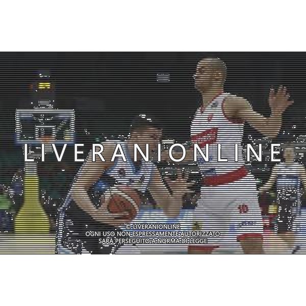 Basket Final Eight 2019 - Vanoli Basket Cremona vs Openjobmetis Pallacanestro Varese 14/02/2019 nella foto: Stojanovic Vojislav (Vanoli Basket Cremona) Jean Salumu (Openjobmetis Pallacanestro Varese) ©Claudio Zamagni/Agenzia Aldo Liverani