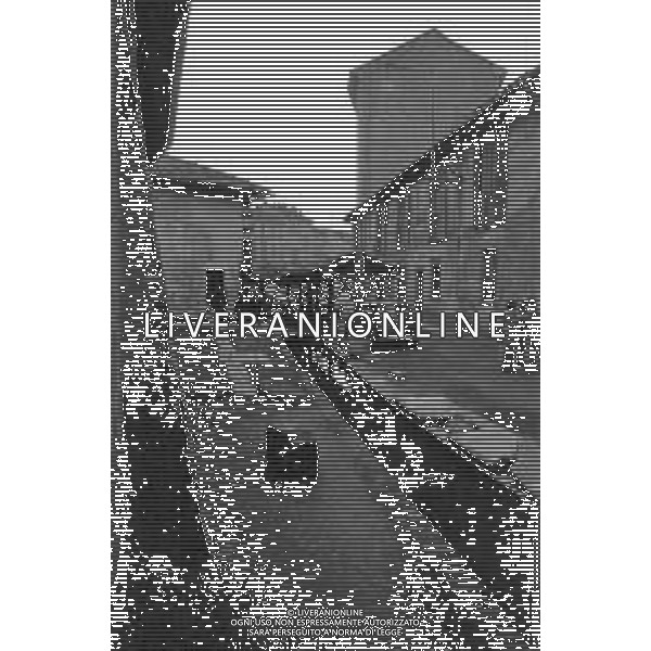 Il Vicolo dei Lavandai, lungo l\'Alzaia Naviglio Grande, in prossimita\' della Darsena di Porta Ticinese, Storico vicolo che prende il nome dall\'antico lavatoio, nel quale le donne fino agli anni cinquanta, lavavano il bucato, Milano 1974 - RETROSPETTIVA © ARCHIVIO / AGENZIA ALDO LIVERANI SAS