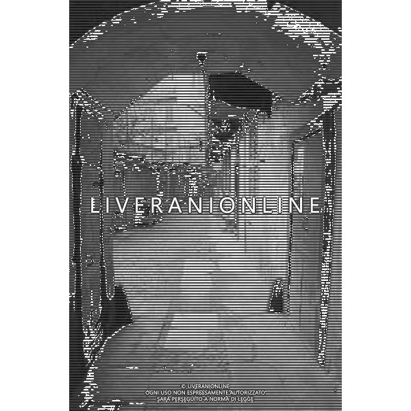 Il Vicolo dei Lavandai, lungo l\'Alzaia Naviglio Grande, in prossimita\' della Darsena di Porta Ticinese, Storico vicolo che prende il nome dall\'antico lavatoio, nel quale le donne fino agli anni cinquanta, lavavano il bucato, Milano 1974 - RETROSPETTIVA © ARCHIVIO / AGENZIA ALDO LIVERANI SAS