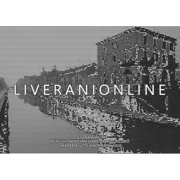 Il Vicolo dei Lavandai, lungo l\'Alzaia Naviglio Grande, in prossimita\' della Darsena di Porta Ticinese, Storico vicolo che prende il nome dall\'antico lavatoio, nel quale le donne fino agli anni cinquanta, lavavano il bucato, Milano 1974 - RETROSPETTIVA © ARCHIVIO / AGENZIA ALDO LIVERANI SAS