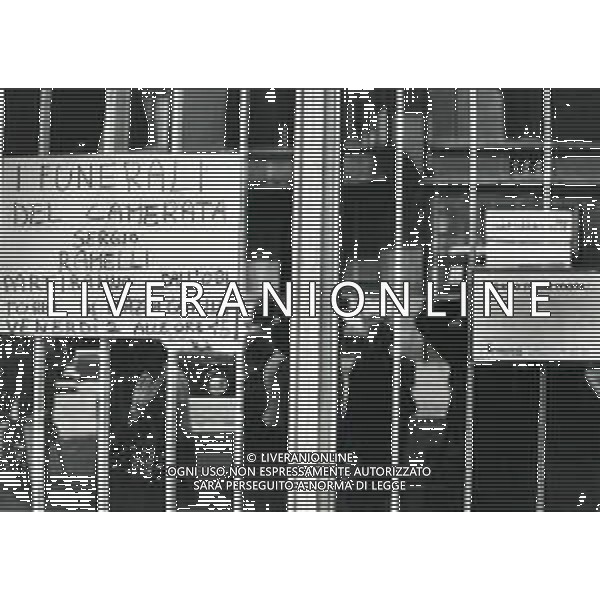 1975 MILANO - FUNERALI Sergio Ramelli fu un delitto a sfondo politico commesso nel 1975 da militanti della sinistra extraparlamentare legati ad Avanguardia Operaia NELLA FOTO IL PORTONE DELL\'ABITAZIONE DI SERGIO RAMELLI AG ALDO LIVERANI SAS