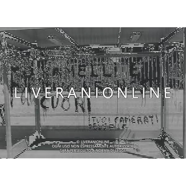 1975 MILANO - FUNERALI Sergio Ramelli fu un delitto a sfondo politico commesso nel 1975 da militanti della sinistra extraparlamentare legati ad Avanguardia Operaia NELLA FOTO SCRITTE ALLA FERMATA DEL TRAM PER SERGIO RAMELLI AG ALDO LIVERANI SAS