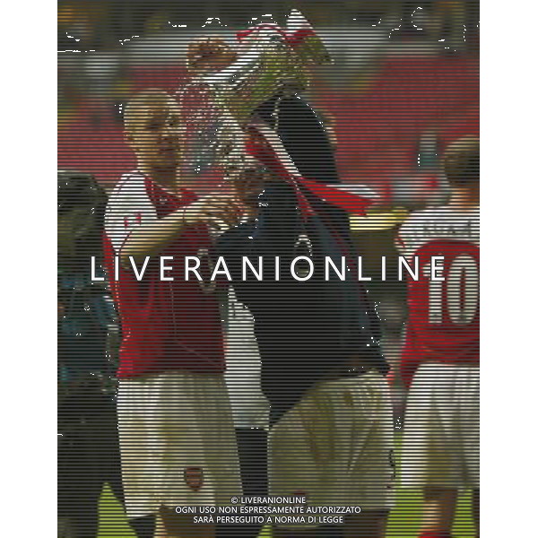 Arsenal FC - Manchester United FC-FA Cup Final in Cardiff at the Millennium stadium - 21/05/2005 nella foto Philippe Senderos festeggia con lo Champagne dalla coppa con Cesc Fabregas ph by Marcello Pozzetti : ©IPS Photo Agency/Agenzia Aldo liverani