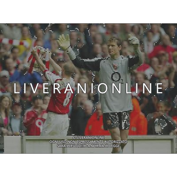 Arsenal FC - Manchester United FC-FA Cup Final in Cardiff at the Millennium stadium - 21/05/2005 nella foto Jens Lehmann saluta i tifosi ph by Marcello Pozzetti : ©IPS Photo Agency/Agenzia Aldo liverani