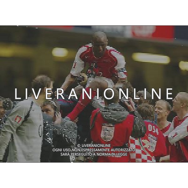 Arsenal FC - Manchester United FC-FA Cup Final in Cardiff at the Millennium stadium - 21/05/2005 nella foto patrick vieira portato in trionfo ph by Marcello Pozzetti : ©IPS Photo Agency/Agenzia Aldo liverani