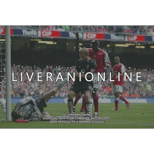 Arsenal FC - Manchester United FC-FA Cup Final in Cardiff at the Millennium stadium - 21/05/2005 nella foto Paul Scholes e Jens Lehmann ph by Marcello Pozzetti : ©IPS Photo Agency/Agenzia Aldo liverani