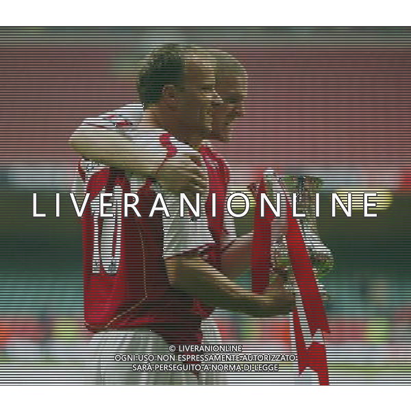 Arsenal FC - Manchester United FC-FA Cup Final in Cardiff at the Millennium stadium - 21/05/2005 nella foto Philippe Senderos con Bergkamp e la coppa ph by Marcello Pozzetti : ©IPS Photo Agency/Agenzia Aldo liverani