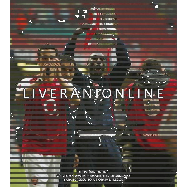 Arsenal FC - Manchester United FC-FA Cup Final in Cardiff at the Millennium stadium - 21/05/2005 nella foto Sol Campbell con la coppa ph by Marcello Pozzetti : ©IPS Photo Agency/Agenzia Aldo liverani