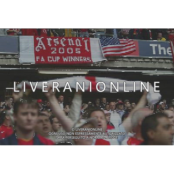 Arsenal FC - Manchester United FC-FA Cup Final in Cardiff at the Millennium stadium - 21/05/2005 nella foto i tifosi Arsenal con bandiera USA ph by Marcello Pozzetti : ©IPS Photo Agency/Agenzia Aldo liverani