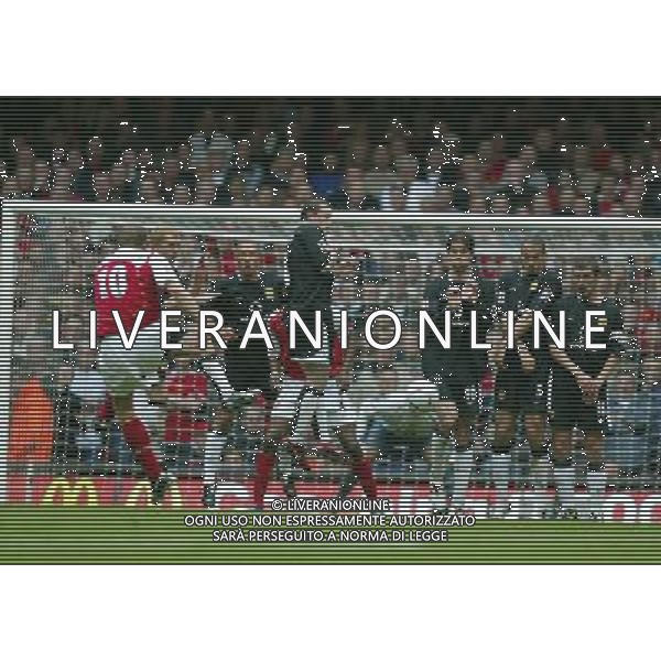 Arsenal FC - Manchester United FC-FA Cup Final in Cardiff at the Millennium stadium - 21/05/2005 nella foto tiro su punizione di Bergkamp sulla barriera ph by Marcello Pozzetti : ©IPS Photo Agency/Agenzia Aldo liverani