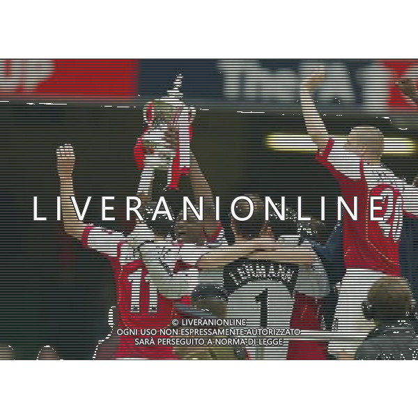 Arsenal FC - Manchester United FC-FA Cup Final in Cardiff at the Millennium stadium - 21/05/2005 nella foto esultanza arsenal con la coppa ph by Marcello Pozzetti : ©IPS Photo Agency/Agenzia Aldo liverani