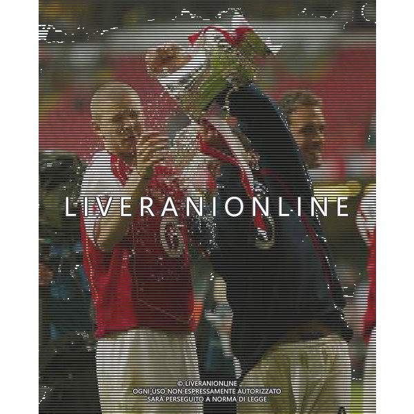Arsenal FC - Manchester United FC-FA Cup Final in Cardiff at the Millennium stadium - 21/05/2005 nella foto Philippe Senderos festeggia con lo Champagne dalla coppa con Cesc Fabregas ph by Marcello Pozzetti : ©IPS Photo Agency/Agenzia Aldo liverani