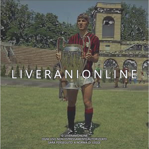 1968 MILANO ARENA CIVICA FOTO UFFICIALE DEL MILAN CON LA COPPA DEI CAMPIONI NELLA FOTO PIERO PRATI CON LA COPPA DEI CAMPIONI AG ALDO LIVERANI SAS