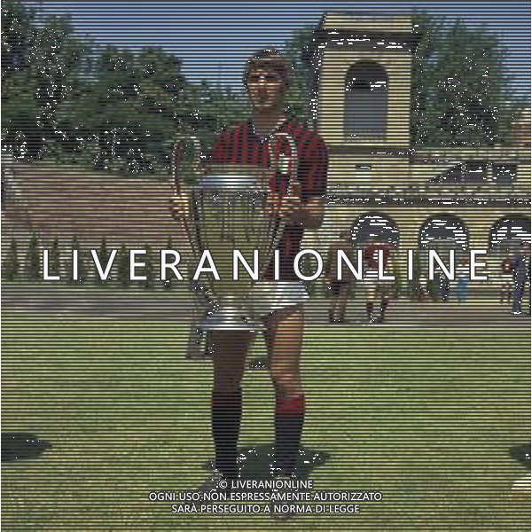 1968 MILANO ARENA CIVICA FOTO UFFICIALE DEL MILAN CON LA COPPA DEI CAMPIONI NELLA FOTO PIERO PRATI CON LA COPPA DEI CAMPIONI AG ALDO LIVERANI SAS