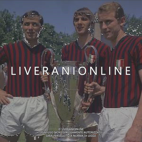 1968 MILANO ARENA CIVICA FOTO UFFICIALE DEL MILAN CON LA COPPA DEI CAMPIONI NELLA FOTO SAUL MALATRASI-PIERO PRATI E GIOVANNI TRAPATTONI CON LA COPPA DEI CAMPIONI AG ALDO LIVERANI SAS