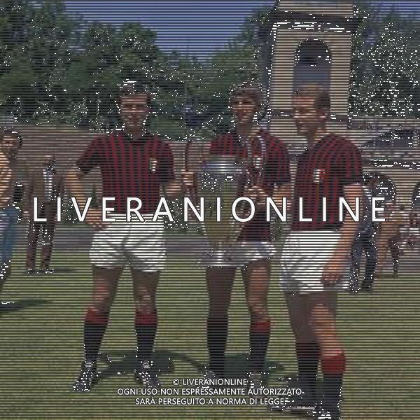 1968 MILANO ARENA CIVICA FOTO UFFICIALE DEL MILAN CON LA COPPA DEI CAMPIONI NELLA FOTO SAUL MALATRASI-PIERO PRATI E GIOVANNI TRAPATTONI CON LA COPPA DEI CAMPIONI AG ALDO LIVERANI SAS