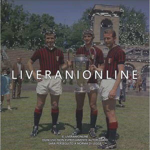 1968 MILANO ARENA CIVICA FOTO UFFICIALE DEL MILAN CON LA COPPA DEI CAMPIONI NELLA FOTO SAUL MALATRASI-PIERO PRATI E GIOVANNI TRAPATTONI CON LA COPPA DEI CAMPIONI AG ALDO LIVERANI SAS
