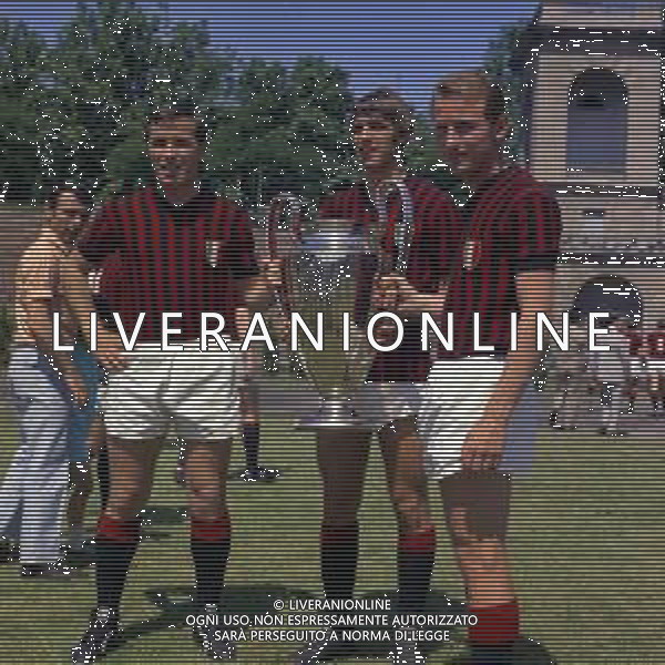 1968 MILANO ARENA CIVICA FOTO UFFICIALE DEL MILAN CON LA COPPA DEI CAMPIONI NELLA FOTO SAUL MALATRASI-PIERO PRATI E GIOVANNI TRAPATTONI CON LA COPPA DEI CAMPIONI AG ALDO LIVERANI SAS