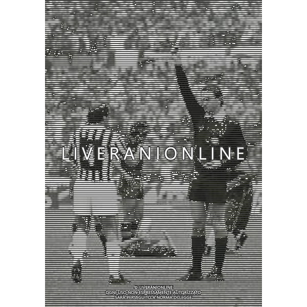 RETROSPETTIVA GIUSEPPE FURINO CALCIATORE NELLA FOTO GIUSEPPE FURINO CON LA MAGLIA DELLA JUVENTUS AMMONITO DALL\'ARBITRO PAOLO BERGAMO AG ALDO LIVERANI SAS