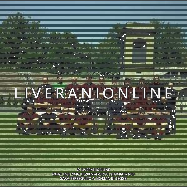 1968 MILANO ARENA CIVICA FOTO UFFICIALE DEL MILAN CON LA COPPA DEI CAMPIONI NELLA FOTO LA FORMAZIONE DEL MILAN CON LA COPPA DEI CAMPIONI AL CENTRO FRANCO CARRARO E NEREO ROCCO AG ALDO LIVERANI SAS