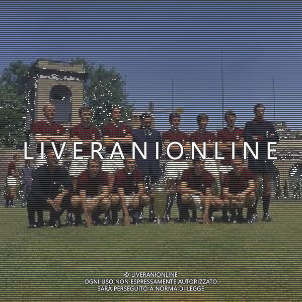 1968 MILANO ARENA CIVICA FOTO UFFICIALE DEL MILAN CON LA COPPA DEI CAMPIONI NELLA FOTO LA FORMAZIONE DEL MILAN CON LA COPPA DEI CAMPIONI AL CENTRO NEREO ROCCO AG ALDO LIVERANI SAS