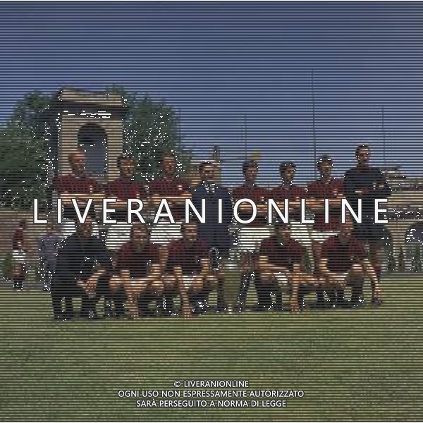 1968 MILANO ARENA CIVICA FOTO UFFICIALE DEL MILAN CON LA COPPA DEI CAMPIONI NELLA FOTO LA FORMAZIONE DEL MILAN CON LA COPPA DEI CAMPIONI CON NEREO ROCCO AG ALDO LIVERANI SAS