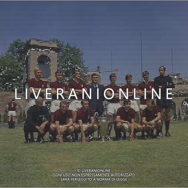 1968 MILANO ARENA CIVICA FOTO UFFICIALE DEL MILAN CON LA COPPA DEI CAMPIONI NELLA FOTO LA FORMAZIONE DEL MILAN CON LA COPPA DEI CAMPIONI CON NEREO ROCCO AG ALDO LIVERANI SAS