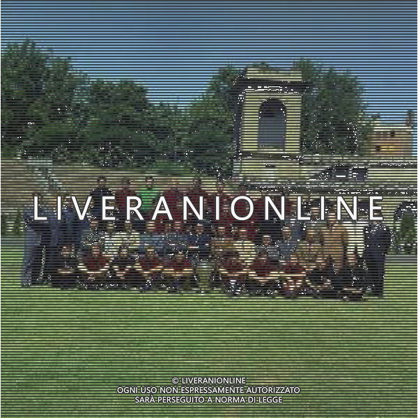 1968 MILANO ARENA CIVICA FOTO UFFICIALE DEL MILAN CON LA COPPA DEI CAMPIONI NELLA FOTO LA FORMAZIONE DEL MILAN CON LA COPPA DEI CAMPIONI AG ALDO LIVERANI SAS