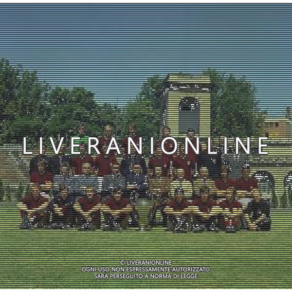 1968 MILANO ARENA CIVICA FOTO UFFICIALE DEL MILAN CON LA COPPA DEI CAMPIONI NELLA FOTO LA FORMAZIONE DEL MILAN CON LA COPPA DEI CAMPIONI AG ALDO LIVERANI SAS