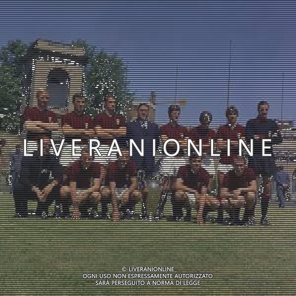 1968 MILANO ARENA CIVICA FOTO UFFICIALE DEL MILAN CON LA COPPA DEI CAMPIONI NELLA FOTO LA FORMAZIONE DEL MILAN CON LA COPPA DEI CAMPIONI CON NEREO ROCCO AG ALDO LIVERANI SAS