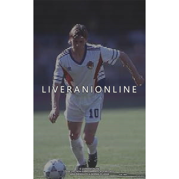 RETROSPETTIVA DRAGAN STOJKOVIC CALCIATORE NELLA FOTO DRAGAN STOJKOVIC CON LA MAGLIA DELLA NAZIONALE DELLA JUGOSLAVIA MONDIALI ITALIA 90 AG ALDO LIVERANI SAS