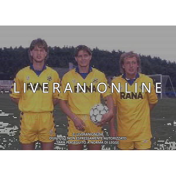 RETROSPETTIVA DRAGAN STOJKOVIC CALCIATORE 1992-1993 NELLA FOTO FLORIN RADUCIOIU -DRAGAN STOJKOVIC-E ROBERT PRYTZ CON LA MAGLIA DEL VERONA AG ALDO LIVERANI SAS