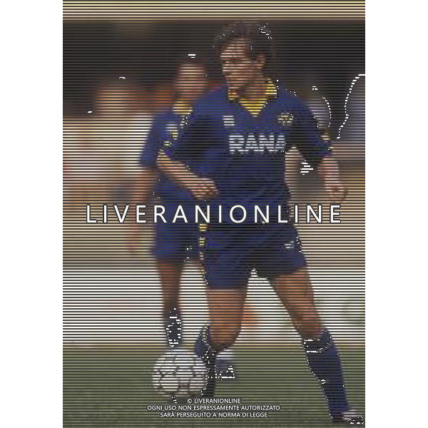 RETROSPETTIVA DRAGAN STOJKOVIC CALCIATORE NELLA FOTO DRAGAN STOJKOVIC CON LA MAGLIA DEL VERONA CALCIO 1992-93 AG ALDO LIVERANI SAS