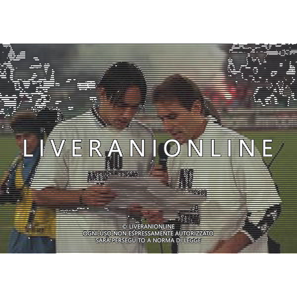26-01-2000 ROMA-COPPA ITALIA QUARTI DI FINALE LAZIO JUVENTUS 2-1 NELLA FOTO I DUE CAPITANI ANTONIO CONTE E ALESSANDRO NESTA LEGGONO IL MASSEGGIO CONTRO LA VIOLENZA E L\'ANTISEMITISMO AG ALDO LIVERANI SAS