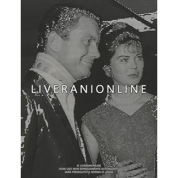 RETROSPETTIVA CLIFFORD PARKER ROBERTSON III ATTORE CINEMATOGRAFICO TEATRALE E TELEVISIVO STATUNITENSE NELLA FOTO CLIFF ROBERTSON CON LA FIGLIA DI GARY COOPER MARIA AG ALDO LIVERANI SAS
