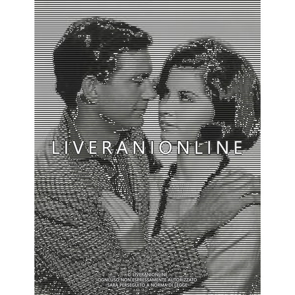 RETROSPETTIVA CLIFFORD PARKER ROBERTSON III ATTORE CINEMATOGRAFICO TEATRALE E TELEVISIVO STATUNITENSE NELLA FOTO CLIFF ROBERTSON CON STEFANIE POWER NEL FILM LOVE HAS MANY FACES AG ALDO LIVERANI SAS