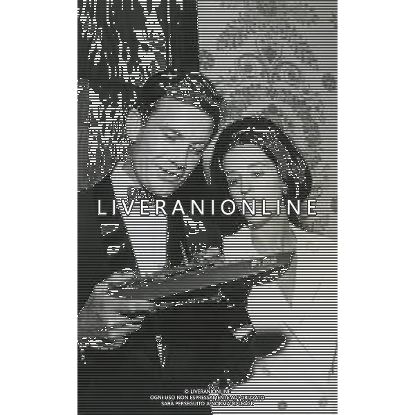 RETROSPETTIVA CLIFFORD PARKER ROBERTSON III ATTORE CINEMATOGRAFICO TEATRALE E TELEVISIVO STATUNITENSE NELLA FOTO CLIFF ROBERTSON CON ANNE LUPTON NEL 1963 AG ALDO LIVERANI SAS