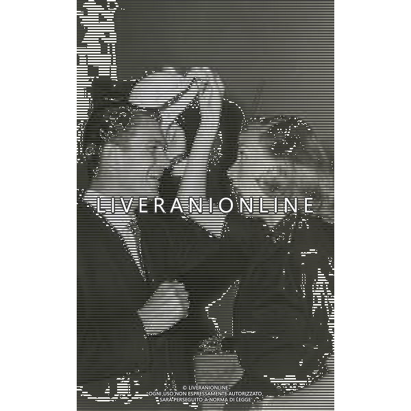 RETROSPETTIVA CLIFFORD PARKER ROBERTSON III ATTORE CINEMATOGRAFICO TEATRALE E TELEVISIVO STATUNITENSE NELLA FOTO CLIFF ROBERTSON CON LA MOGLIE CYNTHIA NEL 1958 A LOS ANGELES AG ALDO LIVERANI SAS