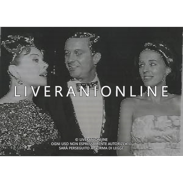 RETROSPETTIVA CLIFFORD PARKER ROBERTSON III ATTORE CINEMATOGRAFICO TEATRALE E TELEVISIVO STATUNITENSE NELLA FOTO CLIFF ROBERTSON NEL 1963 A LOS ANGELESCON ANNE LUPTON E JEANE CRAIN AG ALDO LIVERANI SAS