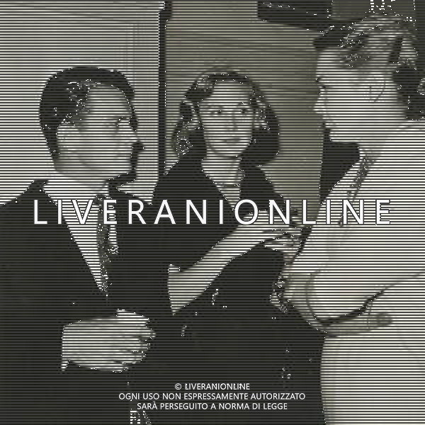 RETROSPETTIVA CLIFFORD PARKER ROBERTSON III ATTORE CINEMATOGRAFICO TEATRALE E TELEVISIVO STATUNITENSE NELLA FOTO CLIFF ROBERTSON CON LA MOGLIE CYNTHIA E PEGGY LLOYD AG ALDO LIVERANI SAS