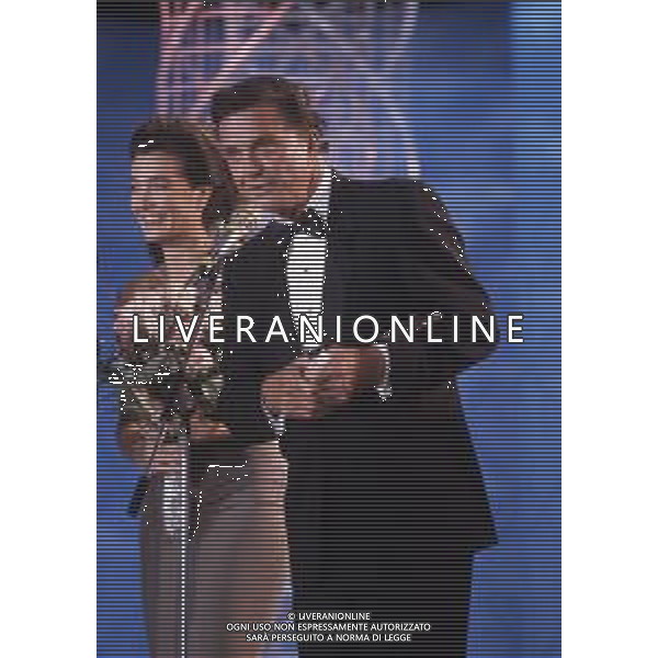 RETROSPETTIVA CLIFFORD PARKER ROBERTSON III ATTORE CINEMATOGRAFICO TEATRALE E TELEVISIVO STATUNITENSE NELLA FOTO CLIFF ROBERTSON CON MARINA SUMA AG ALDO LIVERANI SAS