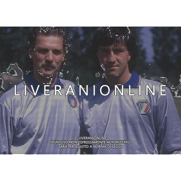 RETROSPETTIVA STEFANO TACCONI CALCIATORE NELLA FOTO STEFANO TACCONI CON WALTER ZENGA CON LA MAGLIA DELLA NAZIONALE ITALIANA AG ALDO LIVERANI SAS