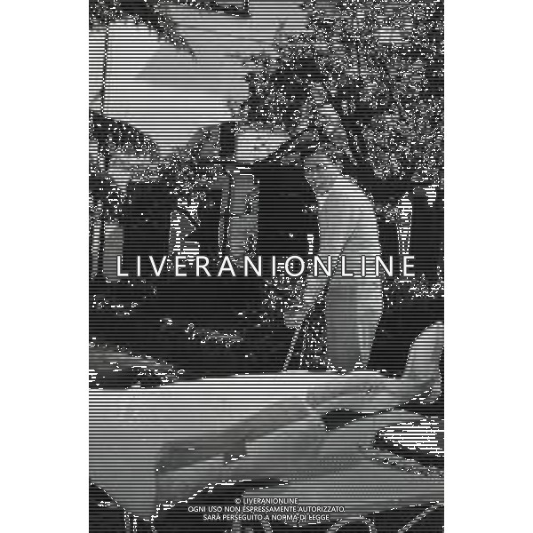 RETROSPETTIVA FAUSTO COPPI CICLISTA NELLA FOTO FAUSTO COPPI A NOVI LIGURA NELLA SUA CASA DOPO L\'INCIDENTE AVVENUTO IN SARDEGNA NEL 1957 FOTO GM-DFP-AG ALDO LIVERANI SAS