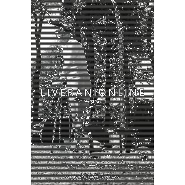 RETROSPETTIVA FAUSTO COPPI CICLISTA NELLA FOTO FAUSTO COPPI A NOVI LIGURA NELLA SUA CASA DOPO L\'INCIDENTE AVVENUTO IN SARDEGNA NEL 1957 FOTO GM-DFP-AG ALDO LIVERANI SAS